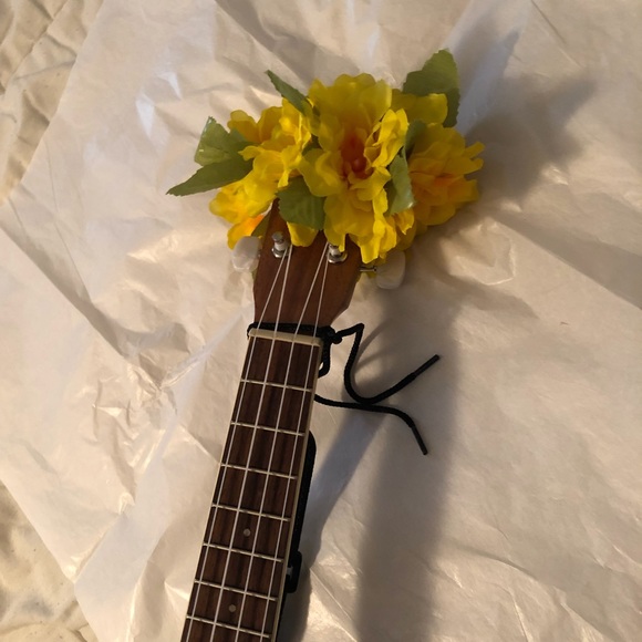 Lei, Yellow Ukulele Silk Flower Lei. New by nancyb - Picture 3 of 3